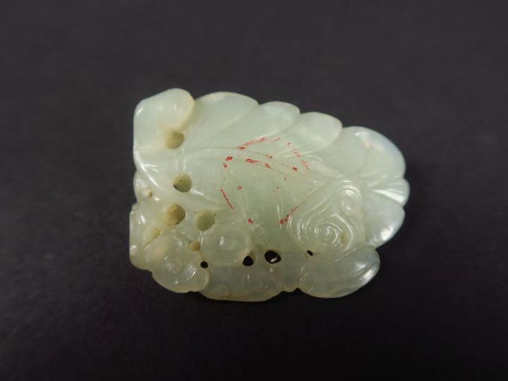 Pendentif en jade céladon représentant un chat au repos sur un lingzhe