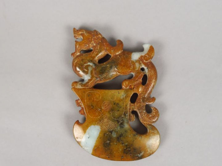 Jade archaïsant représentant une hache cérémoniale surmontée d'un drag