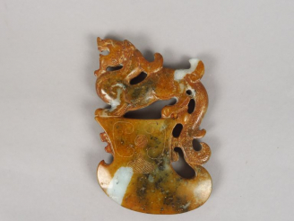 Vente aux enchères Jade archaïsant représentant une hache cérémoniale surmontée d'un drag