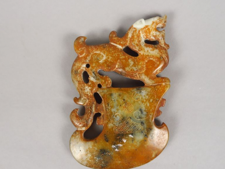 Jade archaïsant représentant une hache cérémoniale surmontée d'un drag