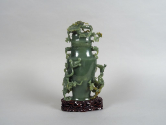 Vente aux enchères Vase couvert, de forme balustre en jade épinard, orné de trois dragons