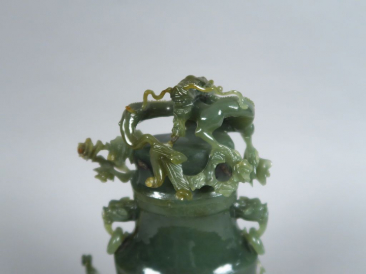 Vase couvert, de forme balustre en jade épinard, orné de trois dragons