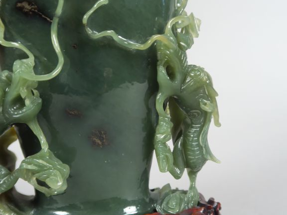 Vase couvert, de forme balustre en jade épinard, orné de trois dragons