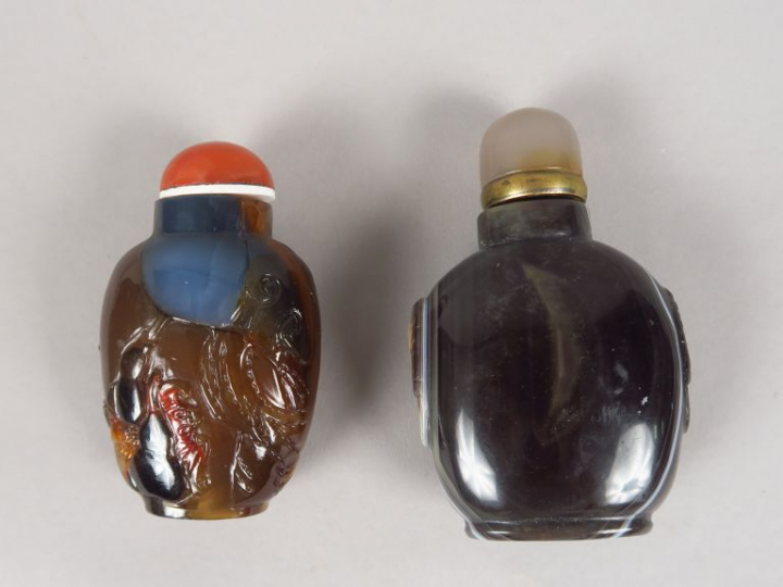 Lot de deux flacons tabatières en agate brun rouge et gris noir, à déc