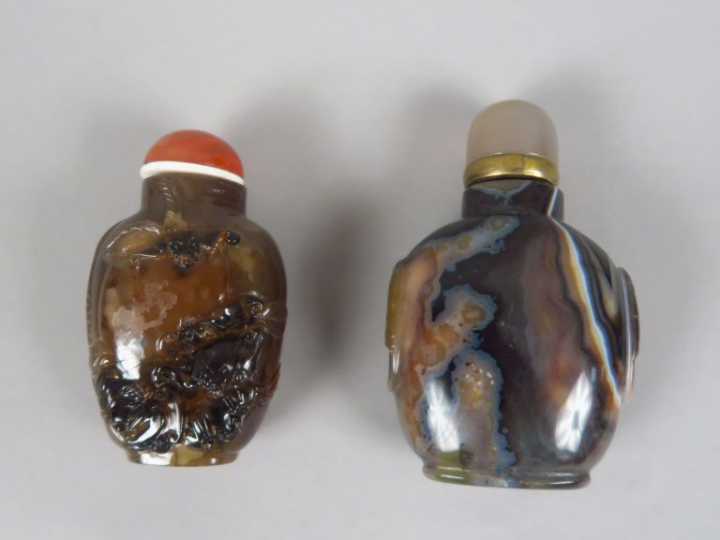 Lot de deux flacons tabatières en agate brun rouge et gris noir, à déc