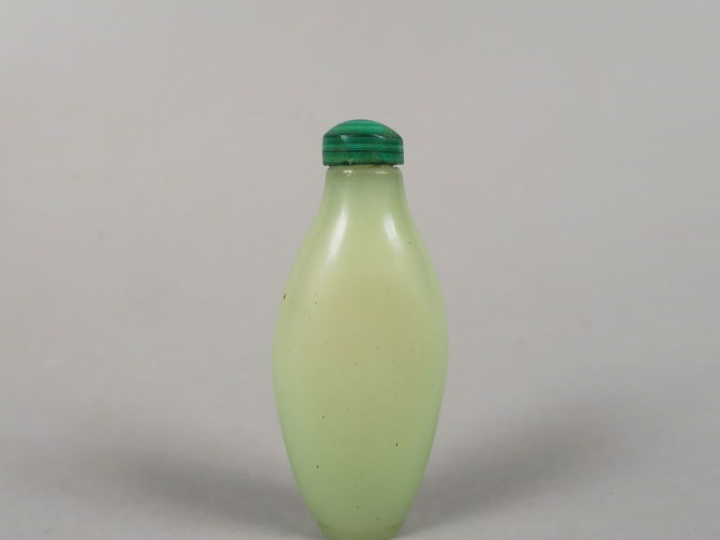 Flacon tabatière en jade céladon, bouchon en malachite.  Chine, vers 1
