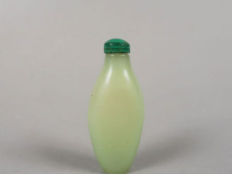 Vente aux enchères Flacon tabatière en jade céladon, bouchon en malachite.  Chine, vers 1