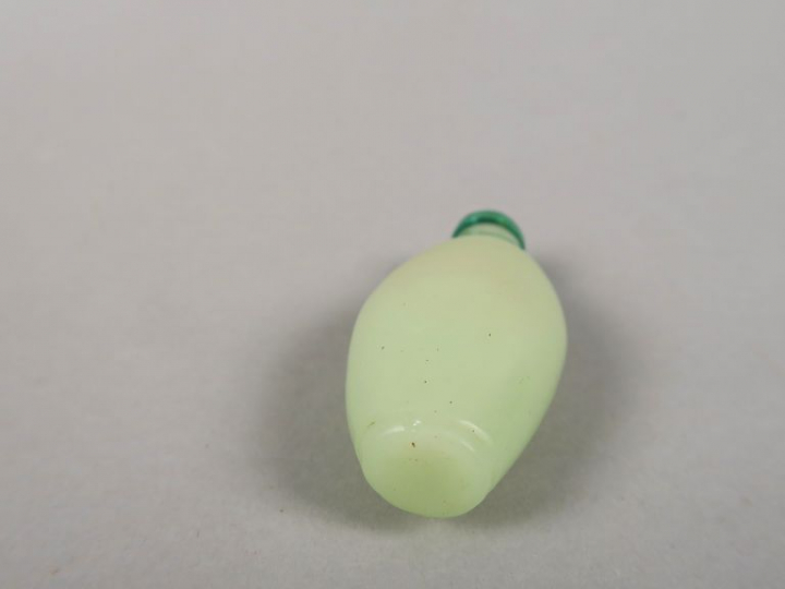 Flacon tabatière en jade céladon, bouchon en malachite.  Chine, vers 1