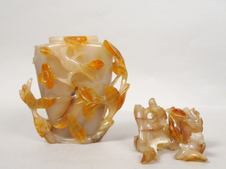 Vase couvert en agate cornaline sculpté d’oiseaux sur des arbustes en 