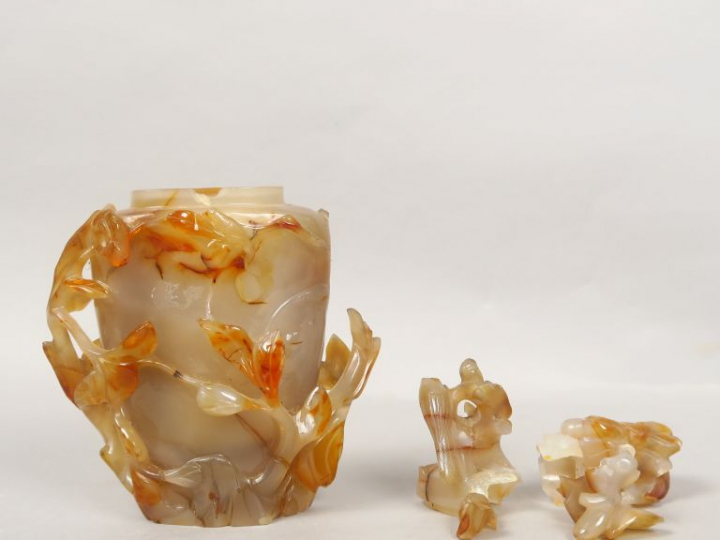 Vase couvert en agate cornaline sculpté d’oiseaux sur des arbustes en 