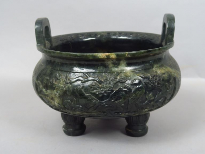 Brûle-parfum tripode en serpentine vert foncé, orné en haut relief d’o