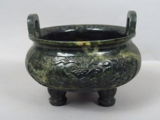 Vente aux enchères Brûle-parfum tripode en serpentine vert foncé, orné en haut relief d’o