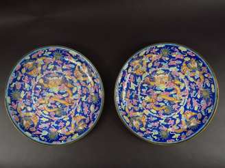 Vente aux enchères Paire de plats en émaux polychromes de la famille rose sur cuivre, à d