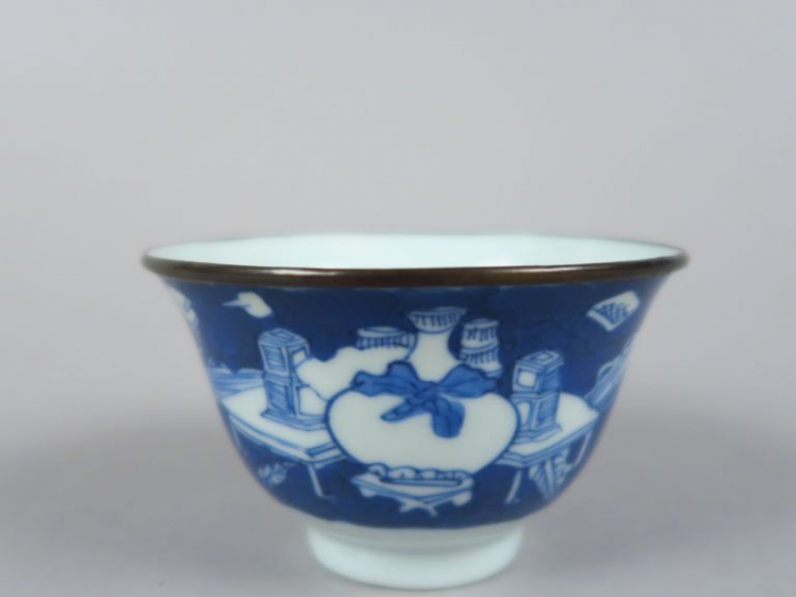 Petite coupe en porcelaine de Hué bleu blanc, à décor d'objets mobilie