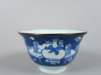 Vente aux enchères Petite coupe en porcelaine de Hué bleu blanc, à décor d'objets mobilie