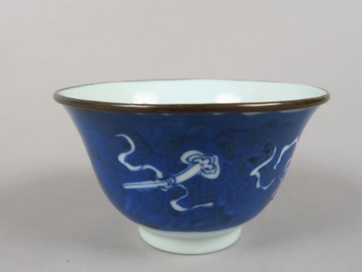 Petite coupe en porcelaine de Hué bleu blanc, à décor d'objets mobilie