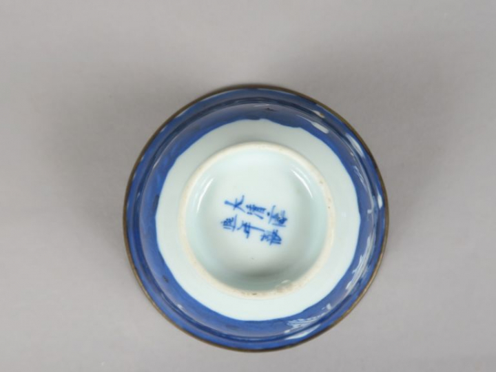 Petite coupe en porcelaine de Hué bleu blanc, à décor d'objets mobilie