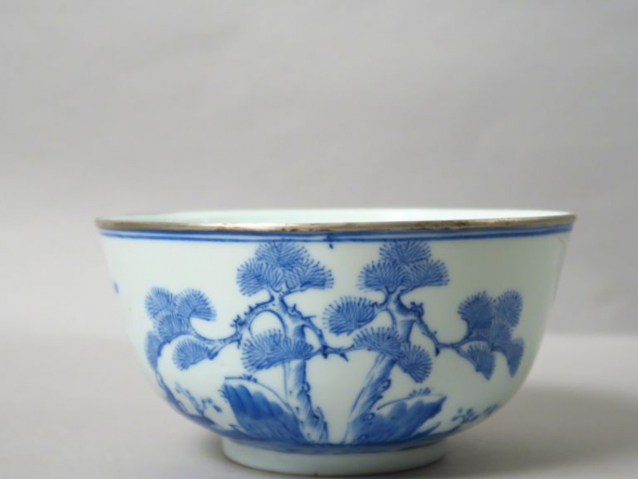 Coupe en bleu de Hué, à décor de pêcheur au bord d’un lac. Marque Neif