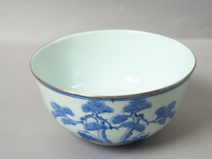 Coupe en bleu de Hué, à décor de pêcheur au bord d’un lac. Marque Neif