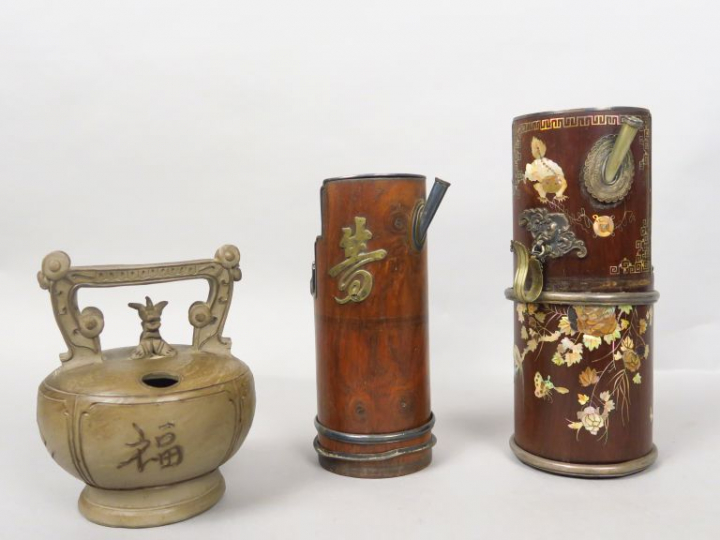 Deux pipes à eau, l’une en bois incrusté de nacre, à décor de lion bou