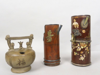 Vente aux enchères Deux pipes à eau, l’une en bois incrusté de nacre, à décor de lion bou