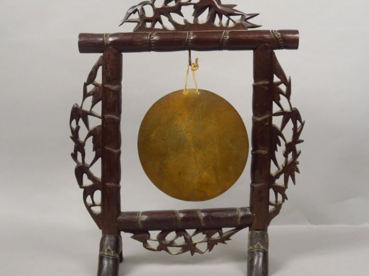 Support de gong en forme de portique, en bois sculpté à l’imitation du