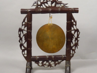 Vente aux enchères Support de gong en forme de portique, en bois sculpté à l’imitation du