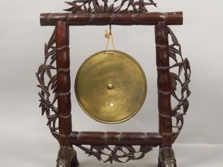 Support de gong en forme de portique, en bois sculpté à l’imitation du
