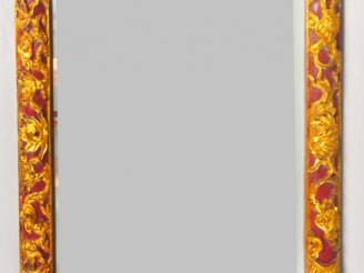 Vente aux enchères Miroir en bois laqué rouge et doré.  Vietnam, vers 1900. 53 x 43 cm