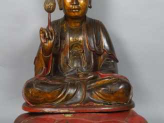 Vente aux enchères Important Bouddha en bois laqué brun, rouge et application de feuille 