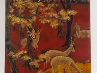 Vente aux enchères Panneau en bois laqué représentant une colonie de daims au repos sous 