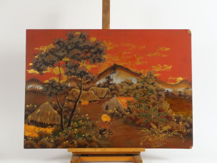 Panneau en bois laqué représentant une jeune femme revenant au village