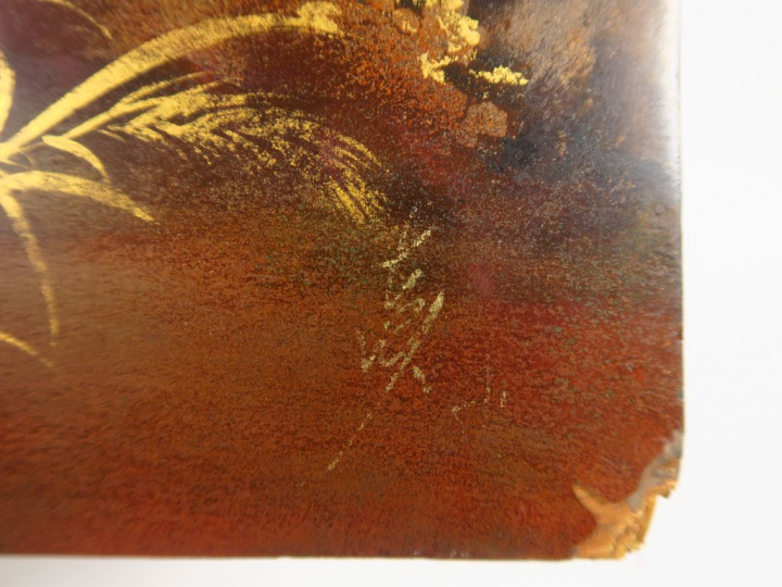 Panneau en bois laqué représentant une jeune femme revenant au village