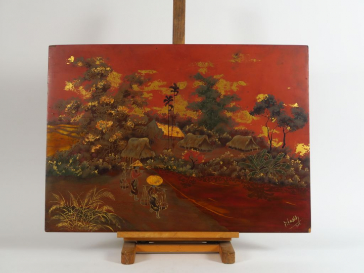 Panneau en bois laqué représentant deux femmes traversant un village e