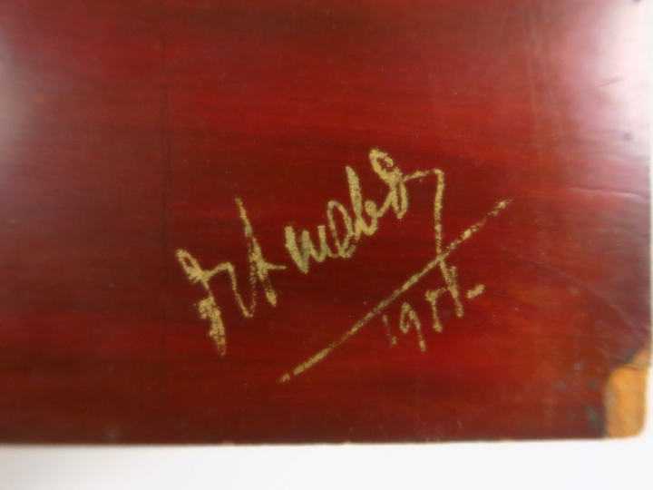 Panneau en bois laqué représentant deux femmes traversant un village e