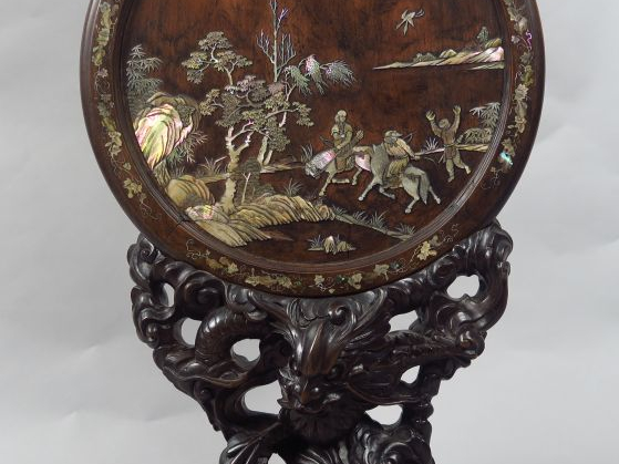 Ecran de table en bois de rose et incrustations de nacre, à décor d'un