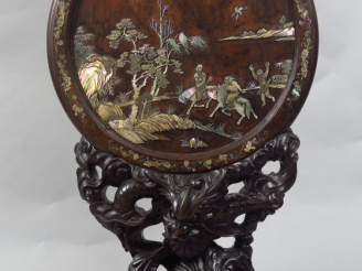 Vente aux enchères Ecran de table en bois de rose et incrustations de nacre, à décor d'un