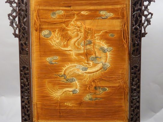 Ecran de cheminée en bois de fer, à décor sculpté et ajouré d'animaux 