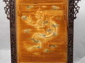 Vente aux enchères Ecran de cheminée en bois de fer, à décor sculpté et ajouré d'animaux 