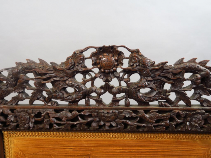 Ecran de cheminée en bois de fer, à décor sculpté et ajouré d'animaux 