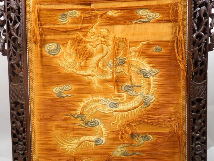 Ecran de cheminée en bois de fer, à décor sculpté et ajouré d'animaux 