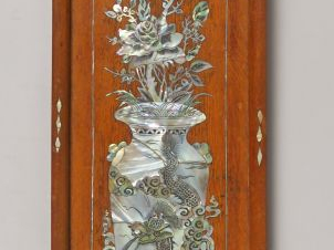 Vente aux enchères Plateau en bois de rose et incrustations de nacre, à décor de vase fle