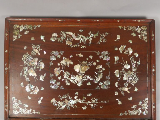 Vente aux enchères Deux plateaux en bois de rose et incrustations de nacre, à décor de pa