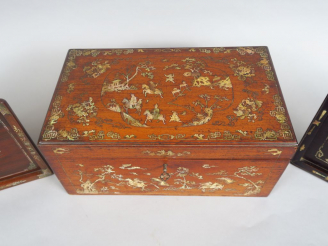 Vente aux enchères Lot comprenant : - un coffret en bois de rose et incrustations de nacr