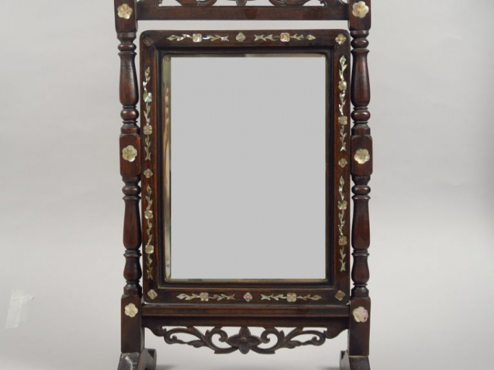 Deux miroirs en bois de rose et incrustations de nacre. Indochine, ver