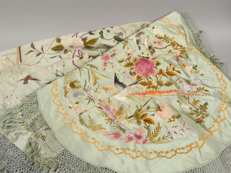 Vente aux enchères Deux châles sur fond céladon à décor d'oiseaux et de fleurs.  Indochin