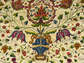 Vente aux enchères Tenture en lin brodé, à décor d'insectes et de fleurs.  Indochine, ver