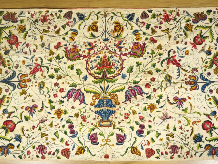 Tenture en lin brodé, à décor d'insectes et de fleurs.  Indochine, ver