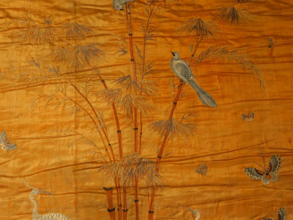 Vente aux enchères Tenture en lin et soie brodés, à décor d'oiseaux parmi des bambous.  I