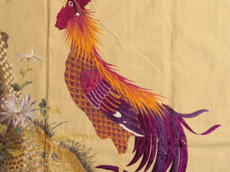 Vente aux enchères Important panneau en lin brodé en polychromie d’un coq et d’un phénix.